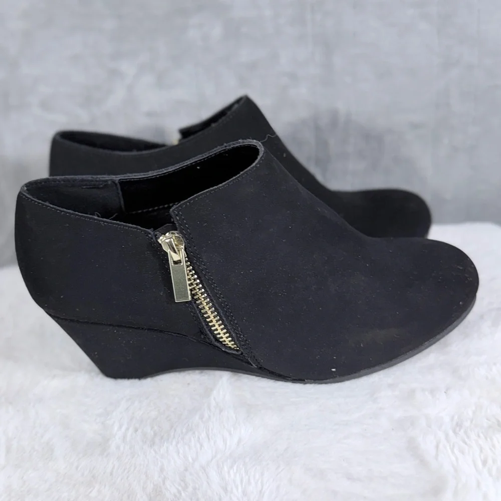 Andiamo Black Faux Suede Wedge Ankle Booties Size 6.5